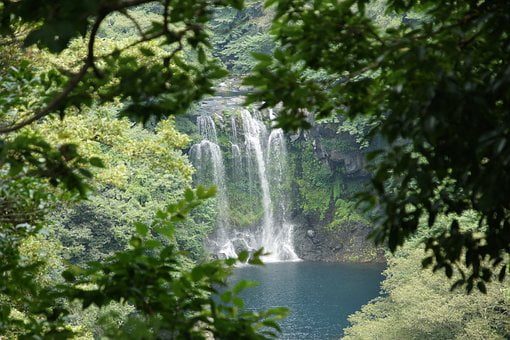 Великолепная достопримечательность Чеджу - водопады