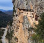 Сказочный монастырь с жуткой пещерой-отдых в Греции с детьми