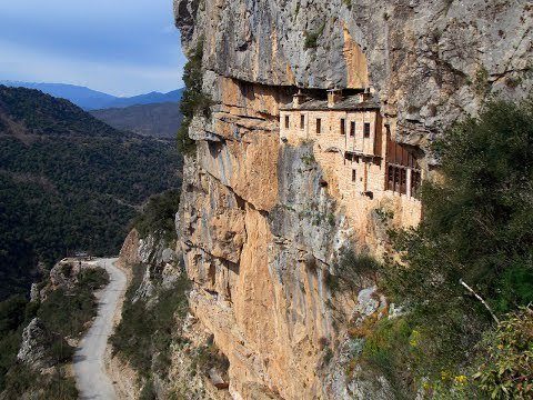 Сказочный монастырь с жуткой пещерой-отдых в Греции с детьми