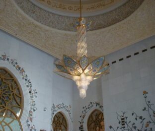 Люстра в мечете имени Шейха Заеда вес 2 тонн